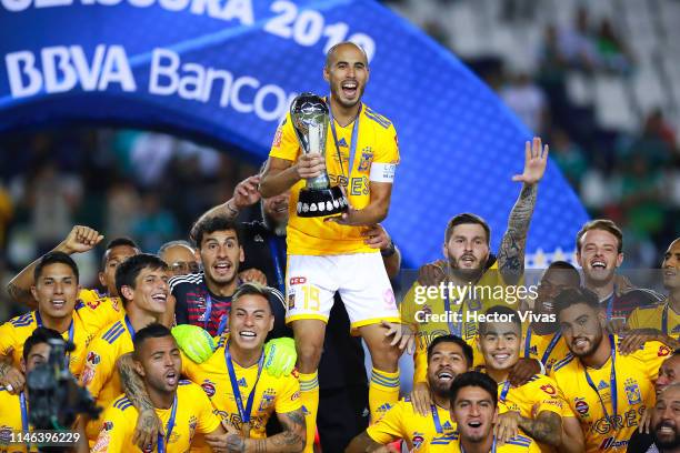 Guido Pizarro of Tigres lifts the Championship Trophy with teammates after the final second leg match between Leon and Tigres UANL as part of the...