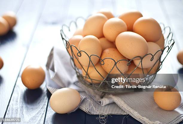 fresh farm eggs - eggs in basket stockfoto's en -beelden