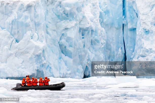 os turistas antárcticos visitam uma geleira pelo barco pequeno - antártica - fotografias e filmes do acervo