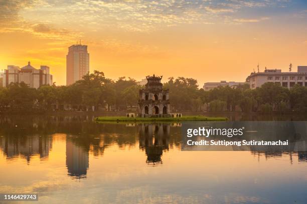 beautiful sunrise cityscape of hoan kiem lake (sword lake, ho guom) in hanoi, vietnam - hoan kiem lake photos et images de collection