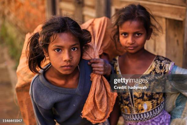 arme indische mädchen sammeln plastikflaschen zum recycling - asian beggar stock-fotos und bilder