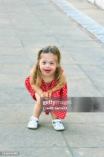mooi klein meisje met rode jurk spelen - red dress child stockfoto's en -beelden