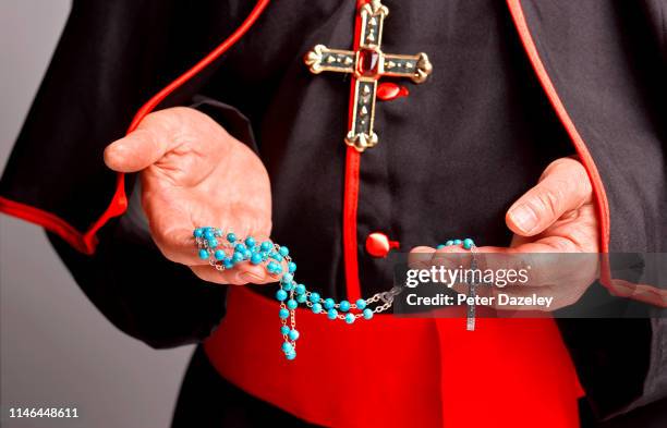 catholic cardinal - clergy - gebetskette stock-fotos und bilder