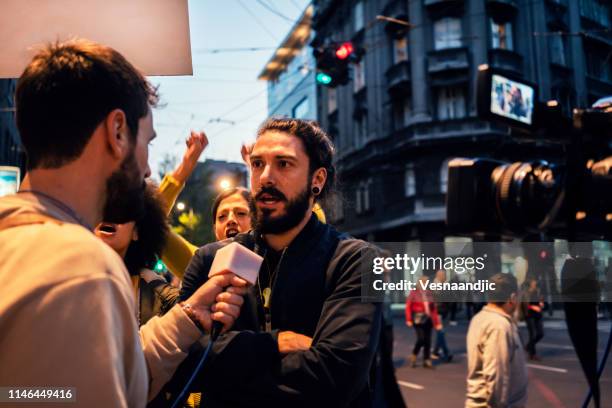 young protesters - entrevista imagens e fotografias de stock