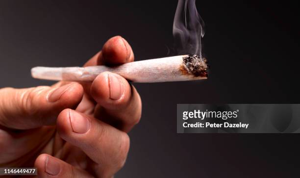 marijuana joint cigarette, close up - suchtkranker stock-fotos und bilder