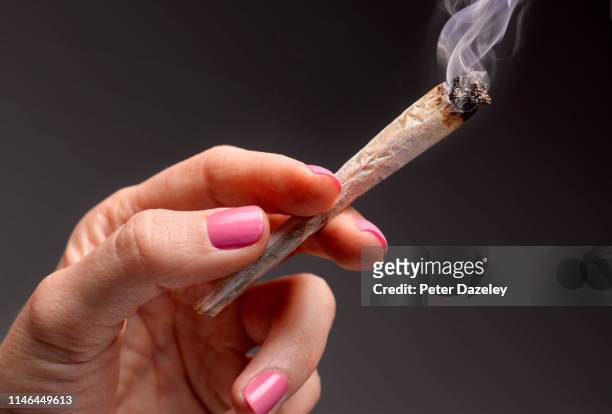 marijuana joint cigarette, close up - stick plant part stockfoto's en -beelden