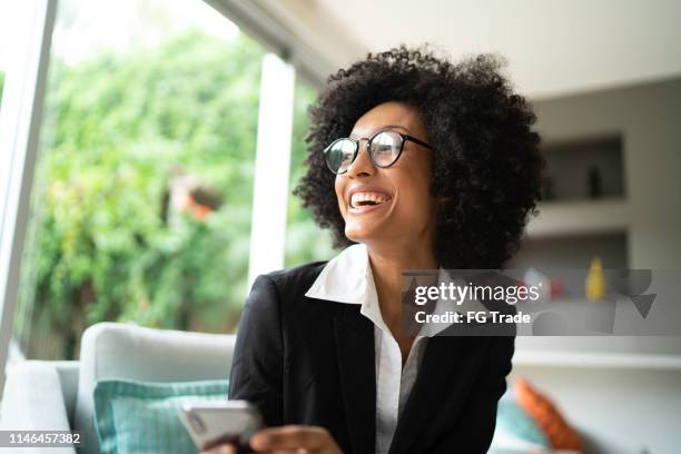 mujer busniness sonriendo y mirando hacia fuera - conservador fotografías e imágenes de stock