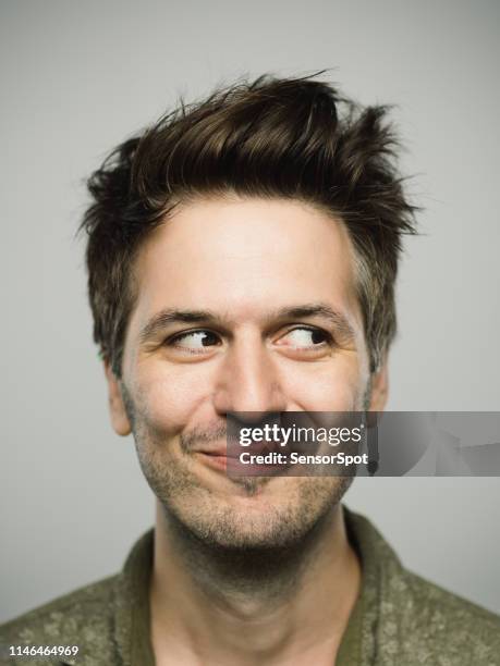 retrato del verdadero hombre caucásico con expresión feliz mirando hacia el lado - mirada de reojo fotografías e imágenes de stock