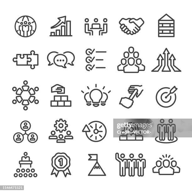 ilustraciones, imágenes clip art, dibujos animados e iconos de stock de iconos de trabajo en equipo-smart line series - relay