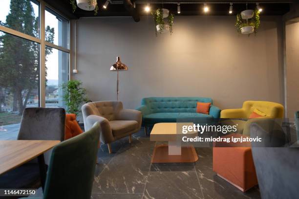 sofá e poltrona no café moderno - lounge chair - fotografias e filmes do acervo