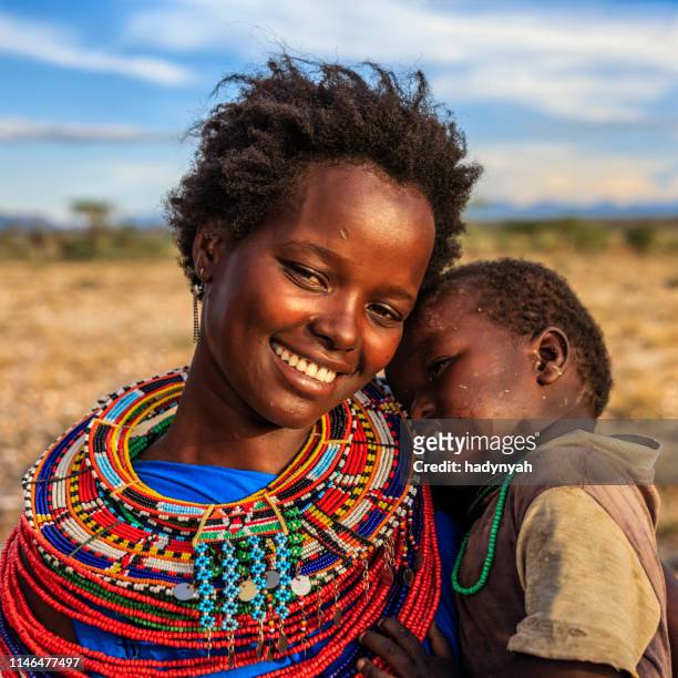 アフリカの女性は、彼女の赤ちゃんを抱きしめます, ケニア, 東アフリカ - samburu ストックフォトと画像