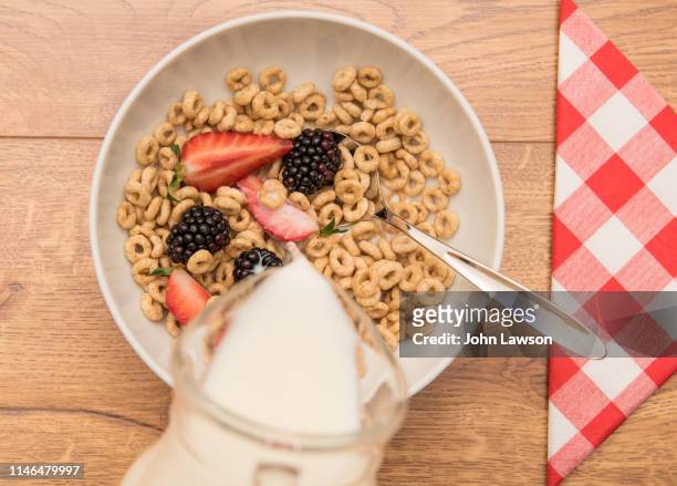 breakfast cereals summer - cheerios stock-fotos und bilder