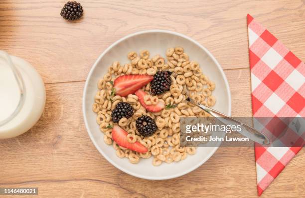 breakfast cereals summer - cheerios stock-fotos und bilder