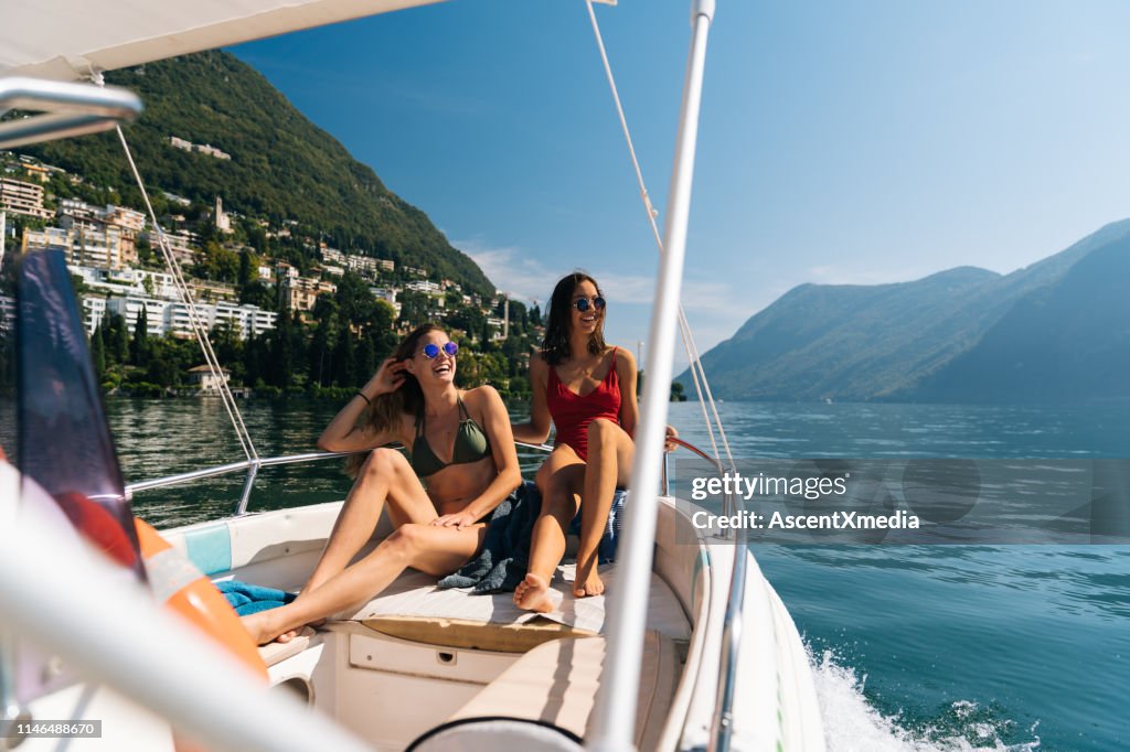 Zwei junge Frauen entspannen sich auf Boot