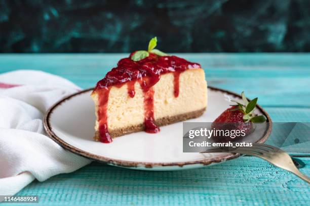 stawberry cheesecake - cheesecake stock-fotos und bilder