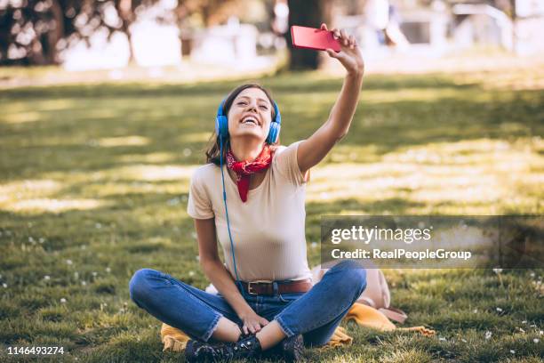 mooie jonge vrouw genieten in de muziek in de natuur - travel real people stockfoto's en -beelden