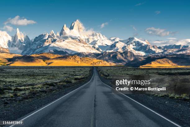 road to el chalten and mt fitz roy, patagonia, argentina - bergketen stockfoto's en -beelden
