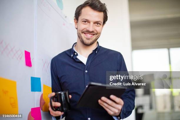 businessman taking a coffee break from work - leunen stockfoto's en -beelden