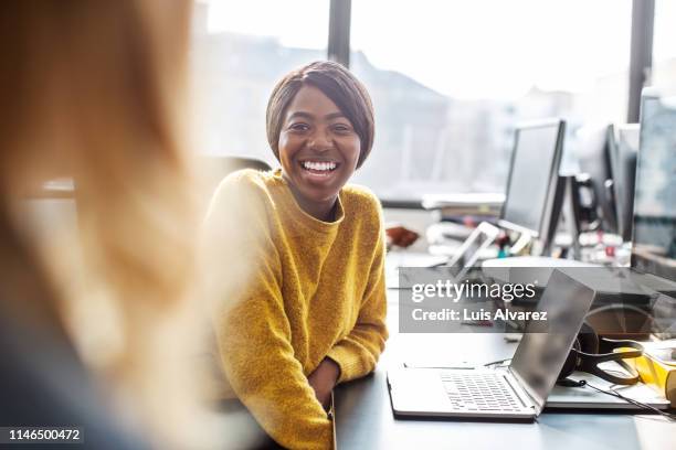 colleagues having casual talk during work - enfoque diferencial fotografías e imágenes de stock