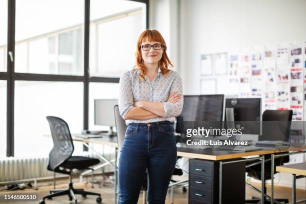 portrait of confident young businesswoman - braços cruzados imagens e fotografias de stock