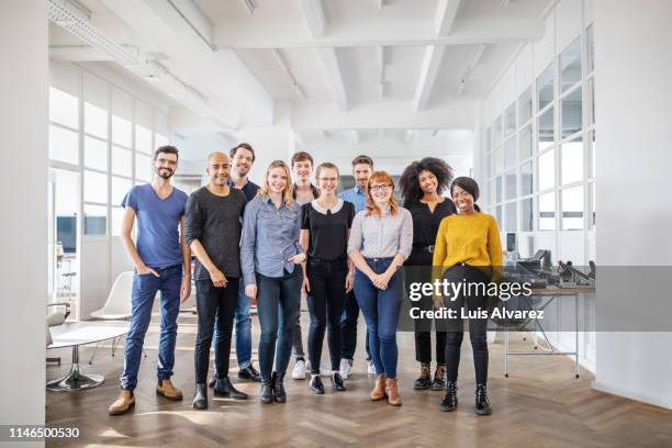 portrait of successful business team - grupo médio de pessoas - fotografias e filmes do acervo