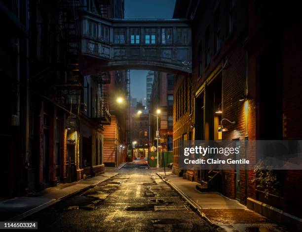 staple street skybridge - alley fotografías e imágenes de stock