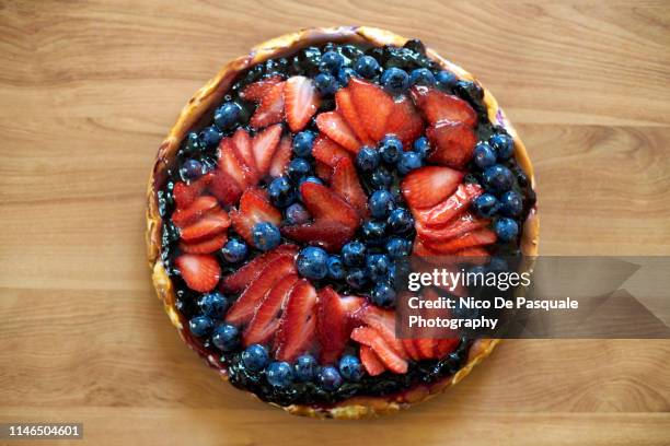 cheesecake with berries and strawberries - torta al forno foto e immagini stock