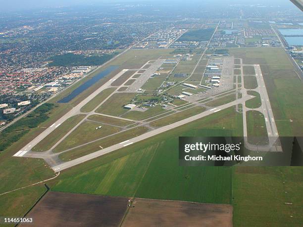 kendall-tamiami executive airport - kendall florida stockfoto's en -beelden