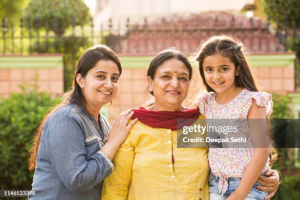 familieportret-stock images - indian mother and daughter stockfoto's en -beelden