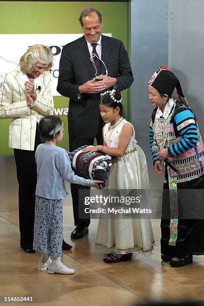 Eunice Kennedy Shriver, Senator Bill Bradley, Award Recipient Bao Xiong with family, and Alexandra Scott