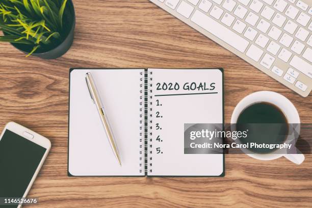 2020 goals text on note pad - 2020 stock-fotos und bilder