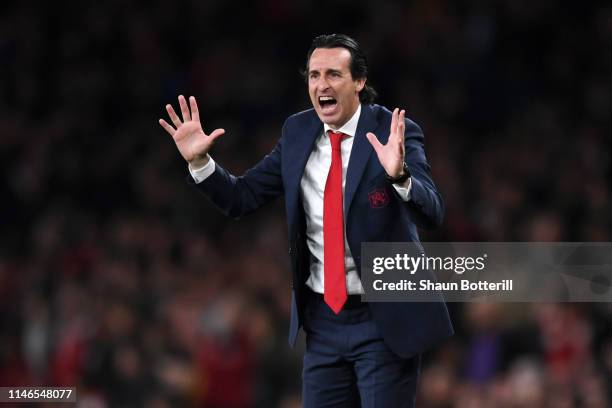 Unai Emery, Manager of Arsenal gives instructions during the UEFA Europa League Semi Final First Leg match between Arsenal and Valencia at Emirates...