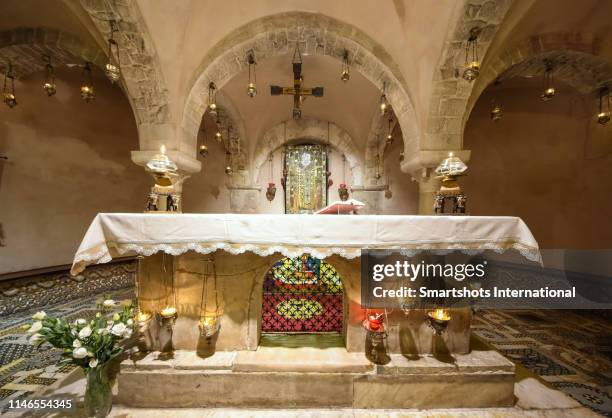 st nicholas tomb in "basilica di san nicola" church in bari, apulia, italy - basilica di san nicola bari - fotografias e filmes do acervo