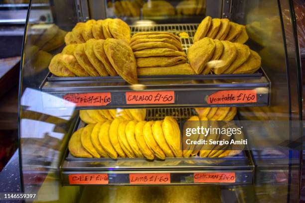 jamaican patties on sale in a shop - cultura giamaicana foto e immagini stock