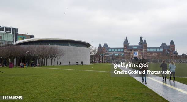 netherlands: museumplein in amsterdam - museumplein stockfoto's en -beelden