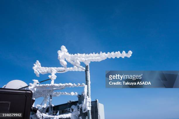 frozen antenna in a ski slope - 新潟県 stock pictures, royalty-free photos & images