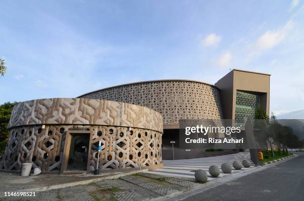 banda aceh, aceh province, indonesia. november 27, 2015: aceh museum tsunami - tsunami aceh stock pictures, royalty-free photos & images