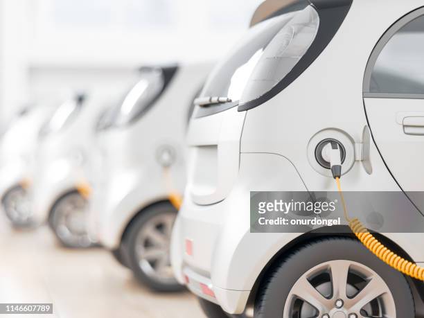 elektrische auto's opladen - fleet stockfoto's en -beelden