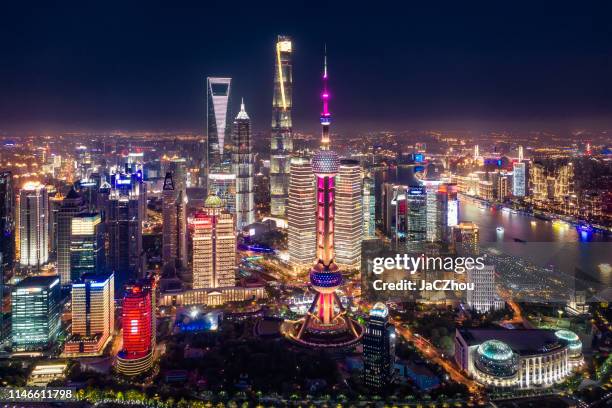 luftaufnahme der skyline der stadt shanghai bei nacht - shanghai tower schanghai stock-fotos und bilder