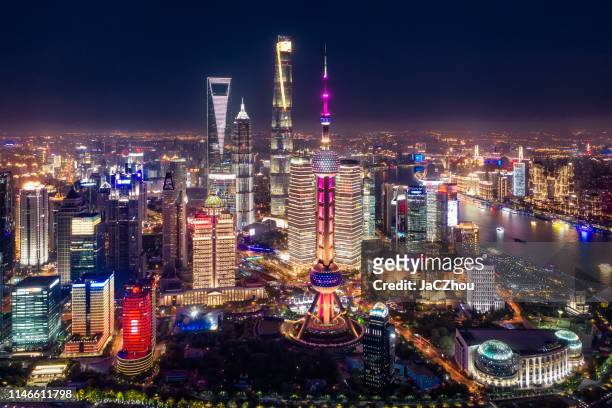 vista aerea dello skyline della città di shanghai di notte - shanghai foto e immagini stock