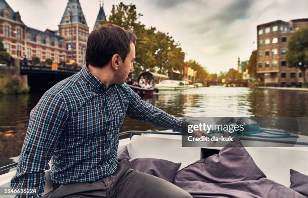 turist utforska kanalerna i amsterdam - amsterdam bildbanksfoton och bilder