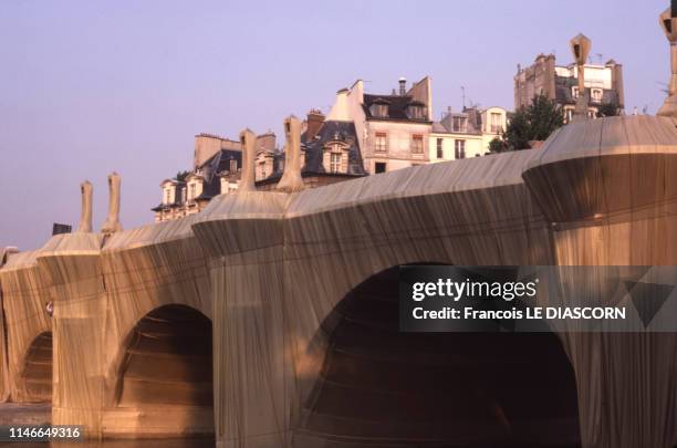 Le 'Pont Neuf emballé' par les artistes Christo et Jeanne-Claude, en septembre 1985, à Paris, France.