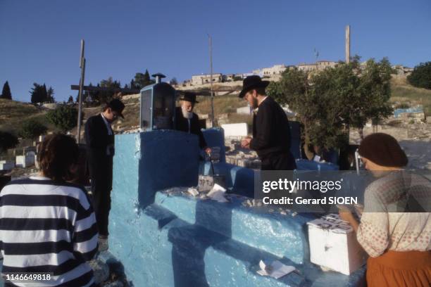 Pèlerins devant la tombe de Joseph Karo à Safed, en juin 1988, Israël.