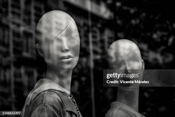 two mannequins of women - dummy fashion stockfoto's en -beelden