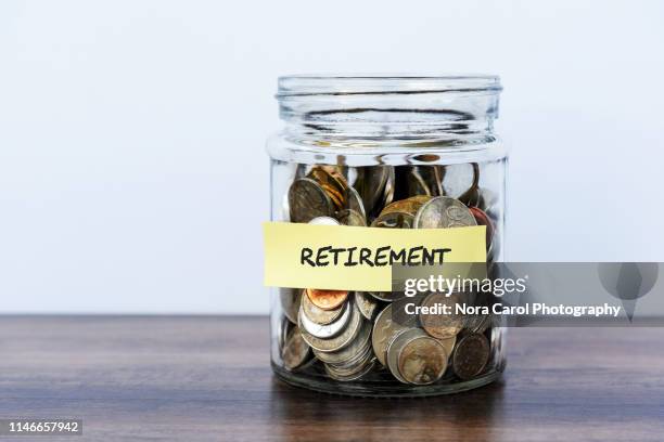 retirement coin jar - pensión documento bancario fotografías e imágenes de stock
