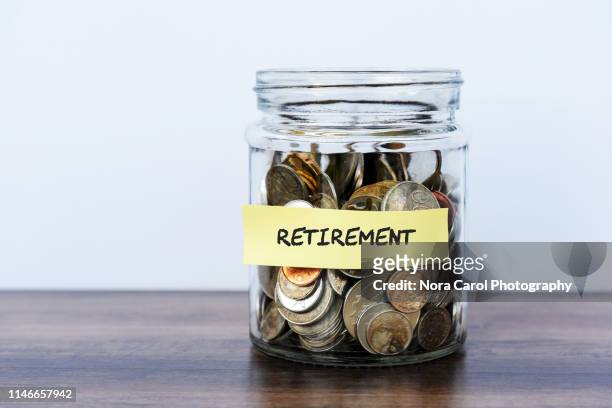 retirement coin jar - pensionamento foto e immagini stock