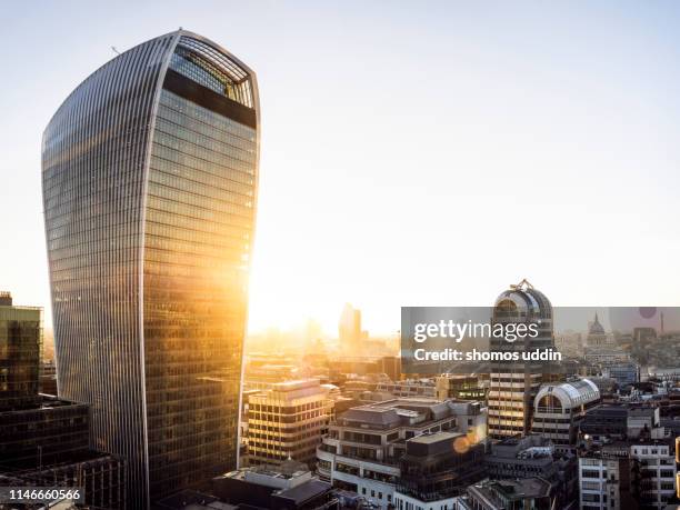 elevated view of london city skyline at sunset - 20 fenchurch street stockfoto's en -beelden