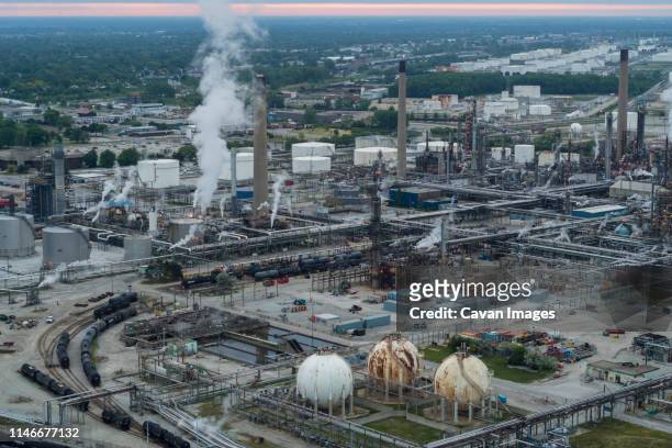 oil refinery, sarnia, ontario, canada - greenhouse gas stock-fotos und bilder