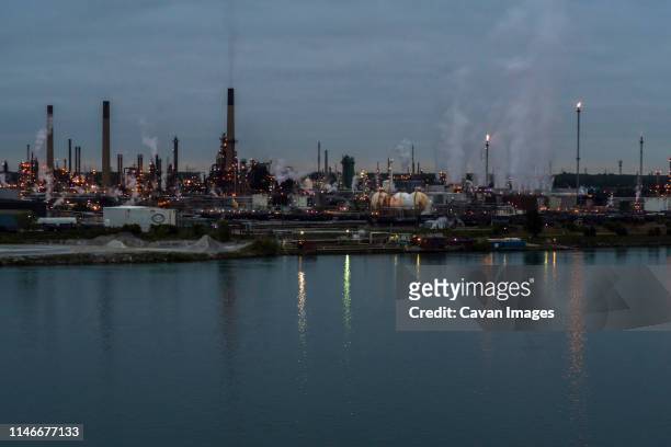 oil refinery, st. clair river, sarnia, ontario, canada - sarnia fotografías e imágenes de stock