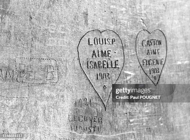 Graffitis d'amoureux datant de 1903 sur la colonne de Juillet, sur la place de la Bastille, France.